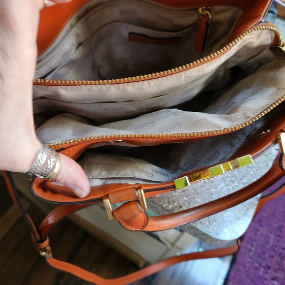 Michael Kors medium/large 9 pocket cross body purse - Picture 6 of 7